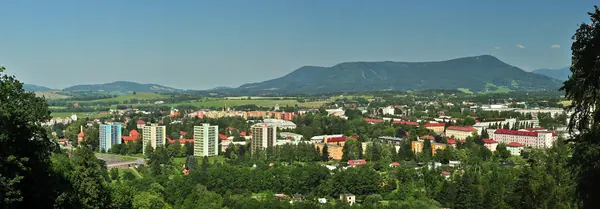 Frenštát pod Radhoštěm z výšky, v pozadí Beskydy