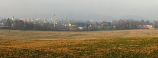 Město za polem v oparu
