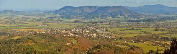 Město v podzimní krajině pod Beskydy