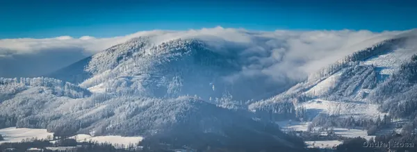 Inverze nad zasněženými Beskydy