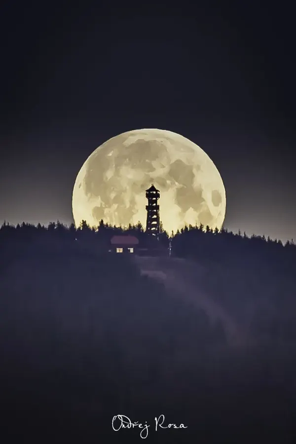 Úplněk za rozhlednou na beskydském hřebeni