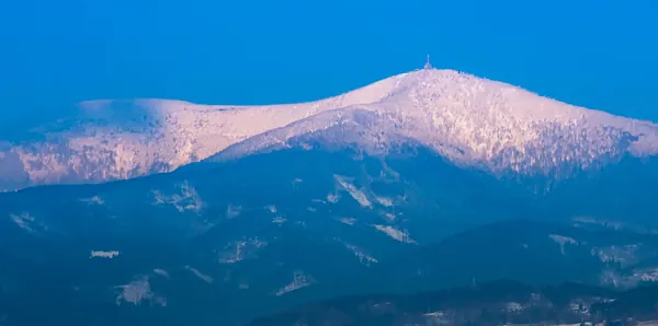 Zasněžený vrchol v podvečerním světle