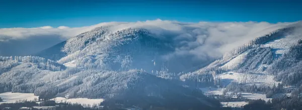 Inverze nad zasněženými Beskydy