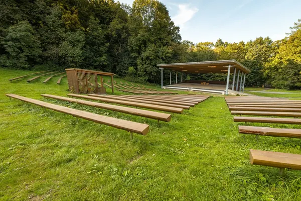 Lavice přírodního amfiteátru u lesa
