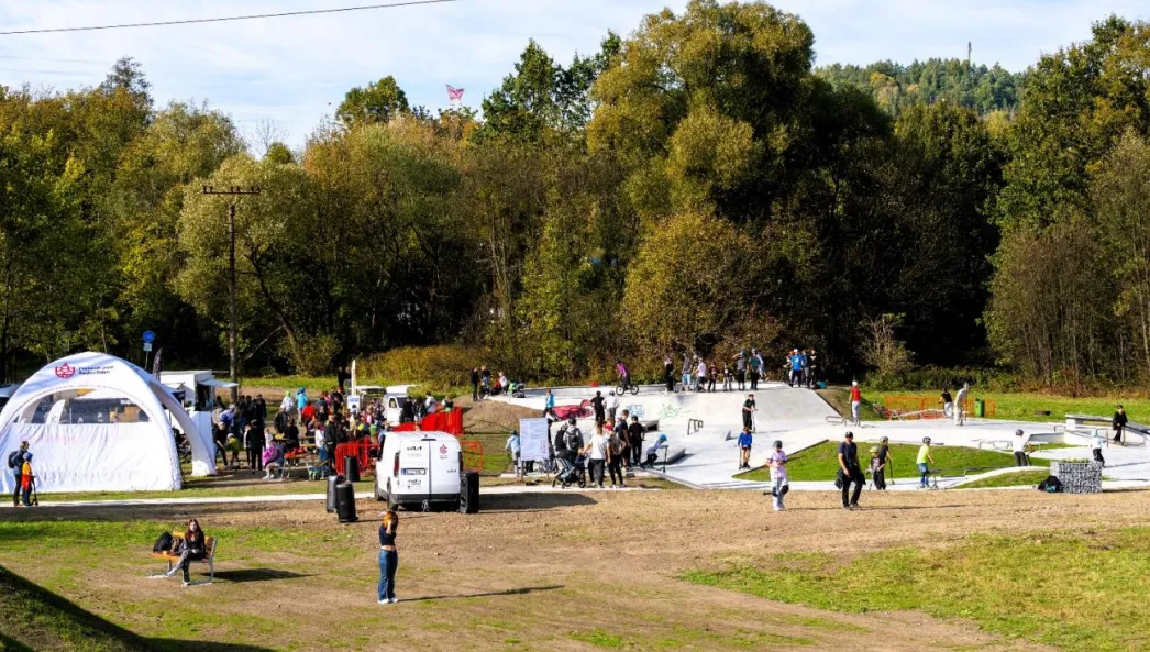 Nový bikepark a skatepark Na Nivách přilákaly stovky návštěvníků