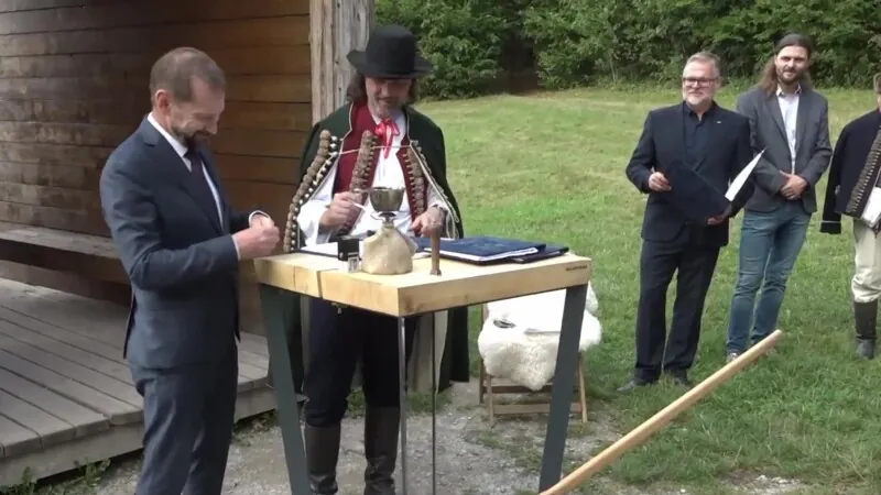 Trojanovice jsou majitelem bývalého Dolu Frenštát, smlouvu symbolicky podepsali u zvoničky