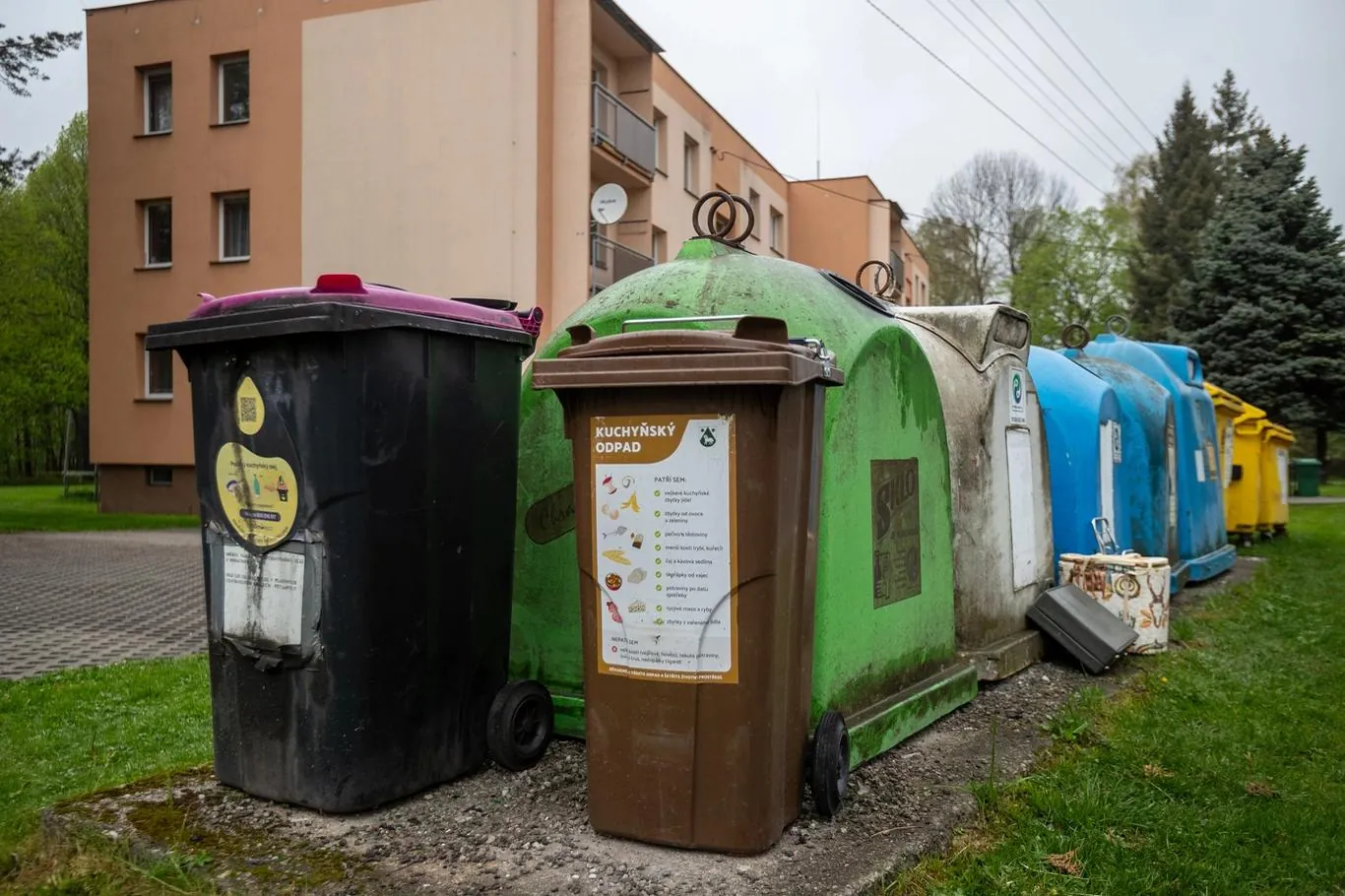 Zátiší s popelnicemi a kontejnery se ve Frenštátě dočkají modernizace