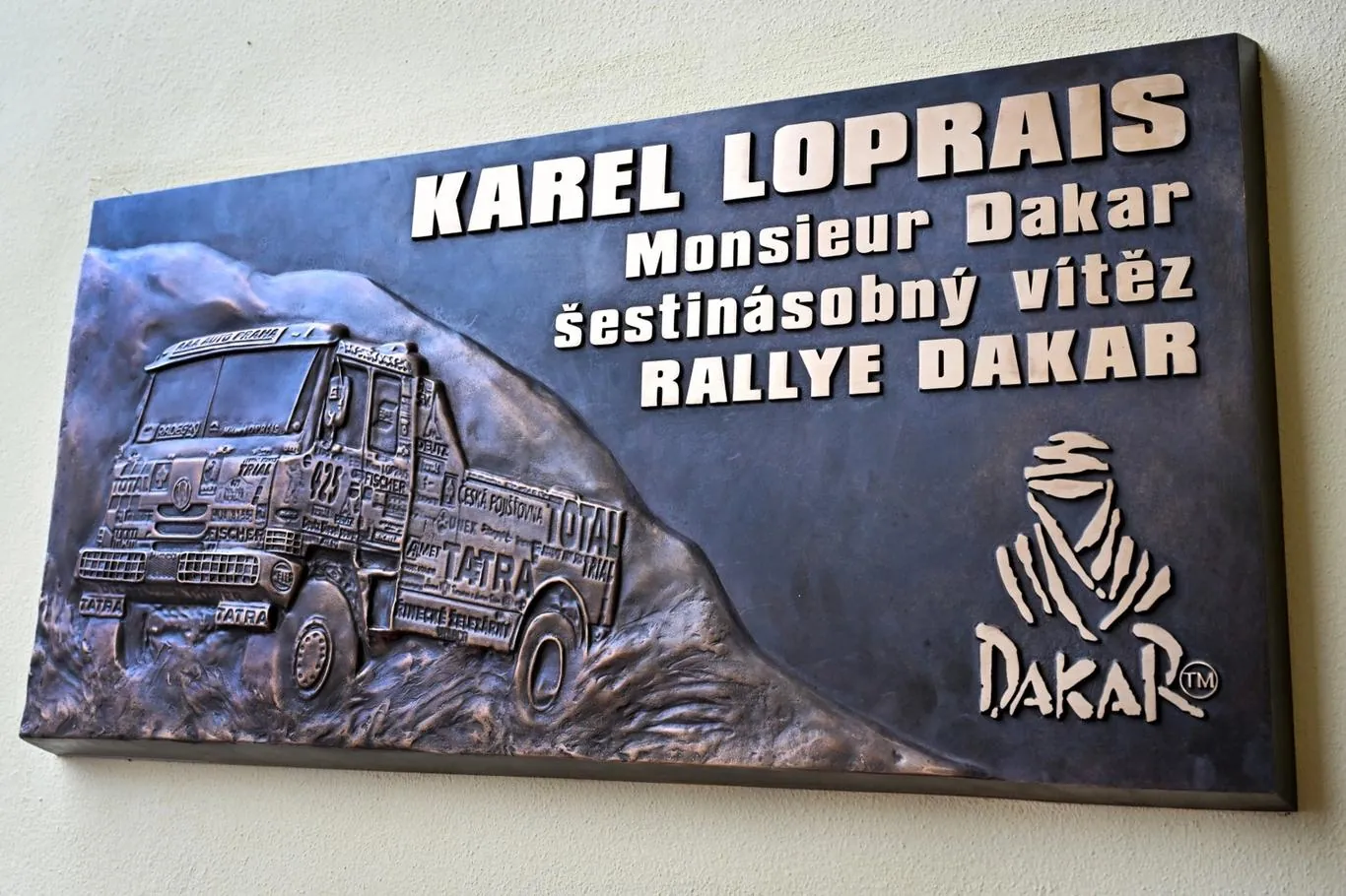 Legenda Rallye Dakar Karel Loprais má ve Frenštátě pod Radhoštěm pamětní desku