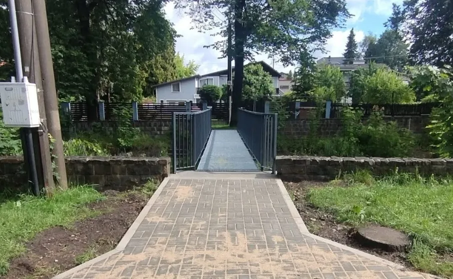 Nová frenštátská lávka přes Lomnou je už otevřena pro veřejnost