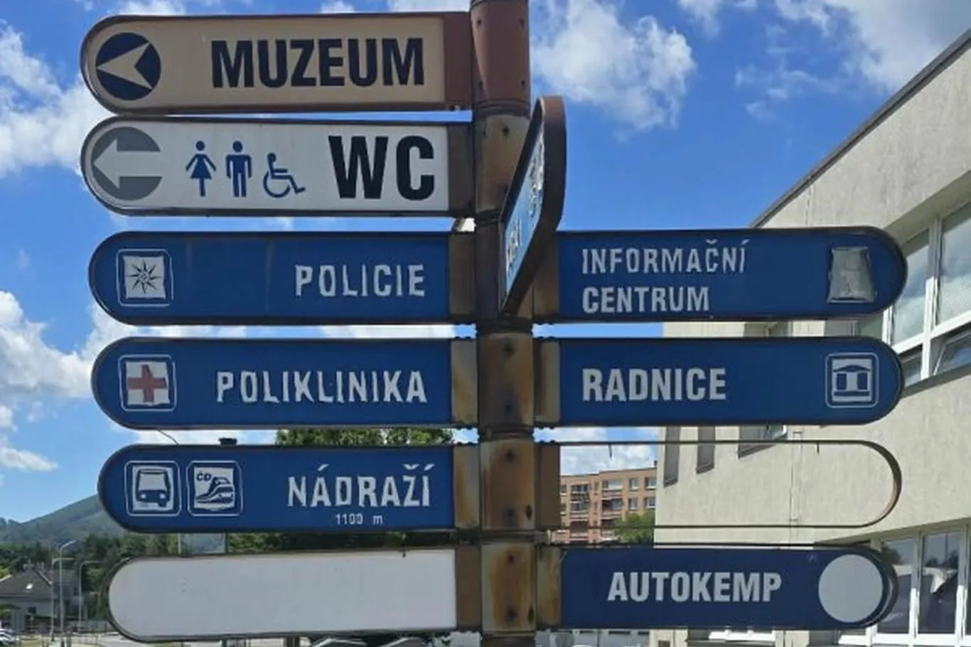 Frenštát zahájil obnovu zastaralých směrových rozcestníků