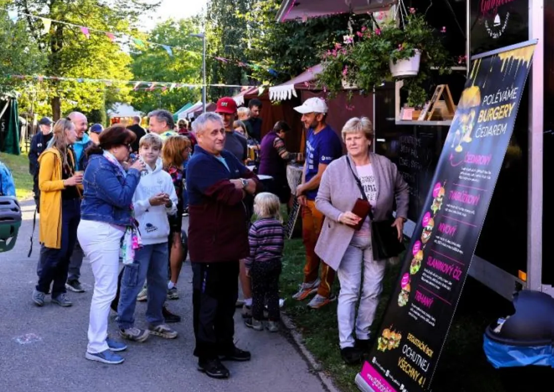 Zažít město jinak. Ulice Záhuní ožila hudbou, sportem a sousedským setkáním