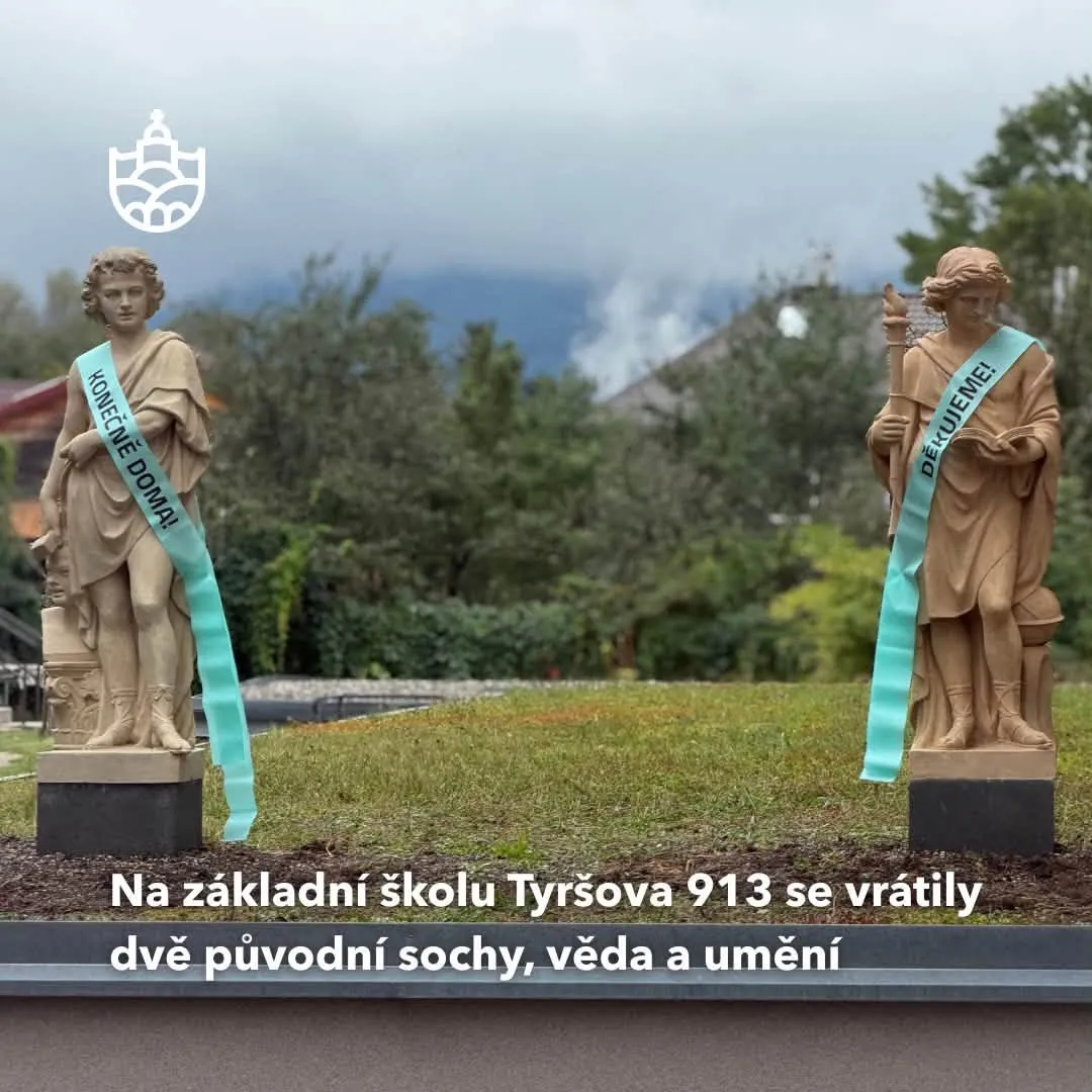 Na Základní školu Tyršova 913 se vrátily dvě původní sochy, Věda a Umění