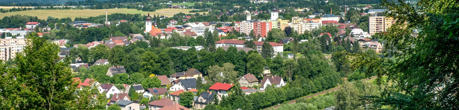 Pohled na Frenštát ze svahu, v popředí železniční trať