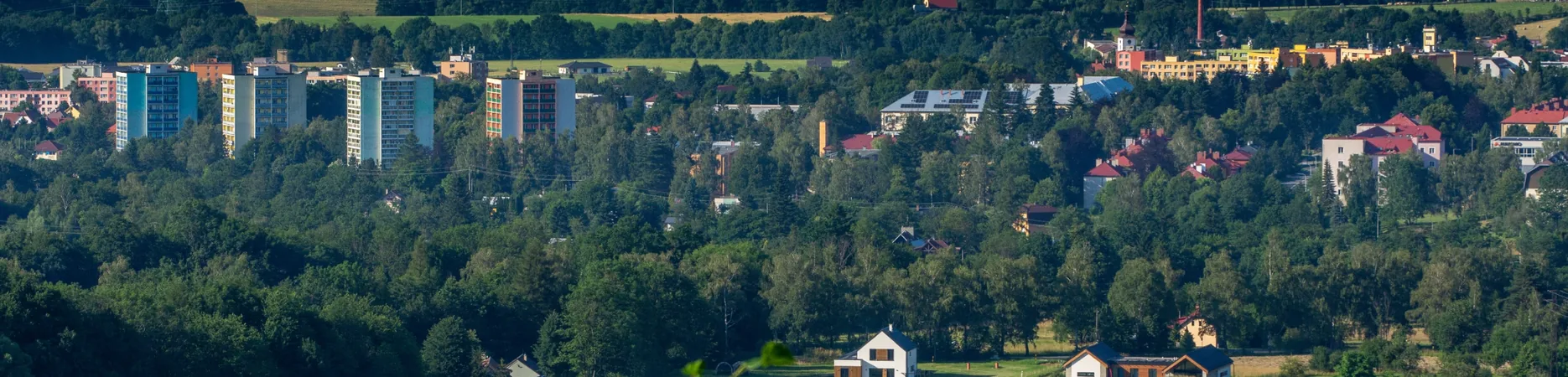 Řada barevných panelových domů na frenštátském sídlišti