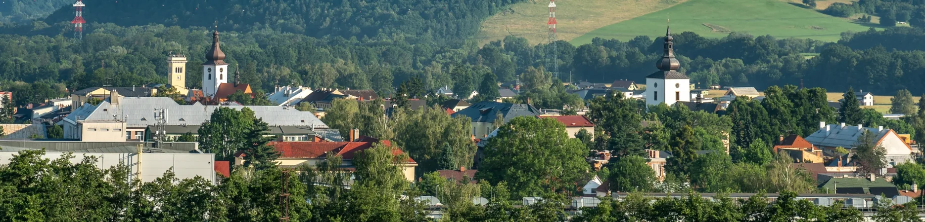 Dvě frenštátské kostelní věže a vysílače na hřebeni v pozadí