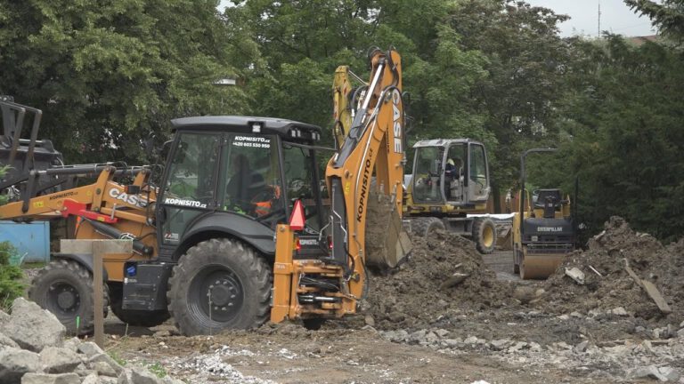 Škola na Záhuní bude mít nový příjezd, opraveny jsou i toalety